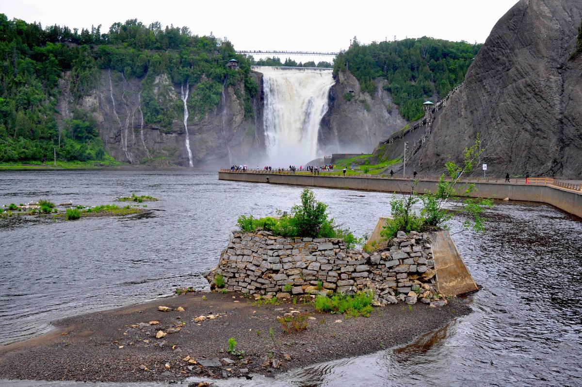 Walking trail to Montmorency Falls